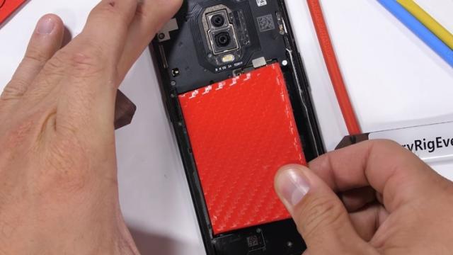 <b>OnePlus 6T primeşte o disecţie; Vedem cum arată componentele sale (Video)</b>La doar câteva zile distanță de la startul vânzărilor iată că OnePlus 6T primește și o disecție, procesul prin care vedem cum arată telefonul la nivel intern și prin care aflăm dacă acesta este sau nu ușor de reparat. Descoperim din rândurile 