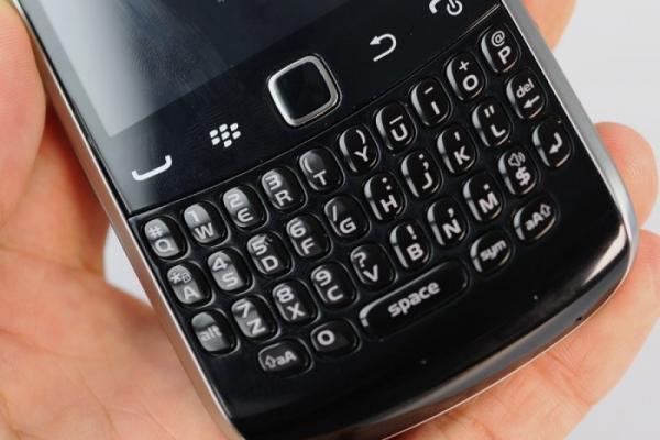 BlackBerry Curve 9370 (Apollo) Într-o ședință foto detaliată (Video)