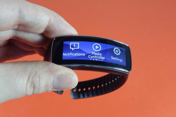 Samsung Gear Fit Review: gadget de fitness cu design atractiv, dar cu unele lipsuri (Video)