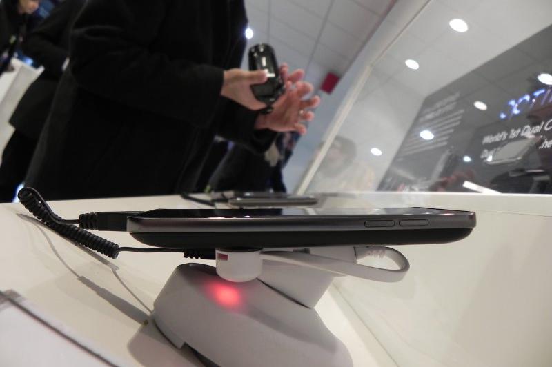 MWC 2011: LG Optimus 2X, primul telefon cu procesor dual core, surprins În acțiune (Video): dscn3793jpg.jpg