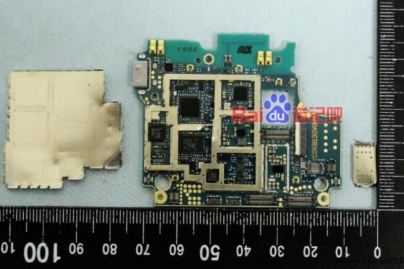 Smartphone-ul de lux Vertu Signature Touch este disecat În fața camerei: d39f61d026674cd9a163692a074388dc.jpg