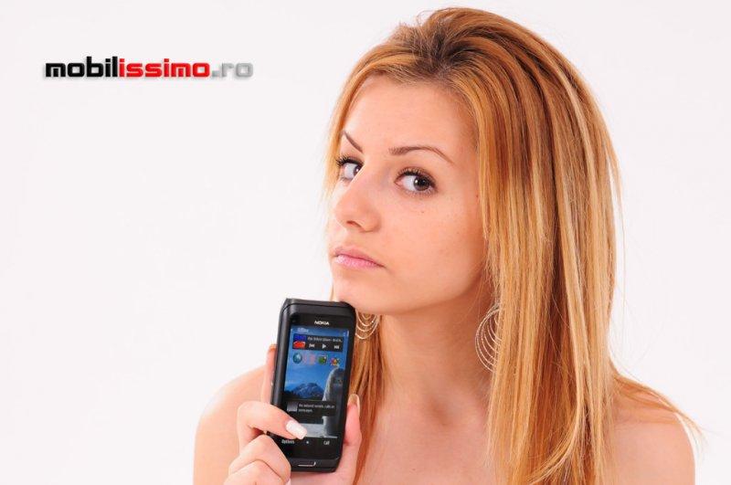 Noua Mobi Girl ne prezintă Nokia E7... și preferințele sale În materie de telefoane: cmc_0886.jpg