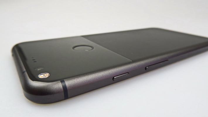 Google Pixel XL: Design masiv, metalic cu o fereastră spre... gusturi discutabile