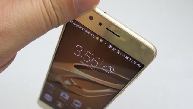 <b>Huawei Honor 8: Conectivitate USB Type-C, LTE bunicel şi infraroşu binevenit</b>Foarte multe telefoane din ziua de azi renunţa la aspecte că suportul infraroşu, unele scăpa şi de NFC sau USB OTG. Pe toate le adoptă Huawei Honor 8 în schimb, care la capitolul conectivitate e perfect acoperit.