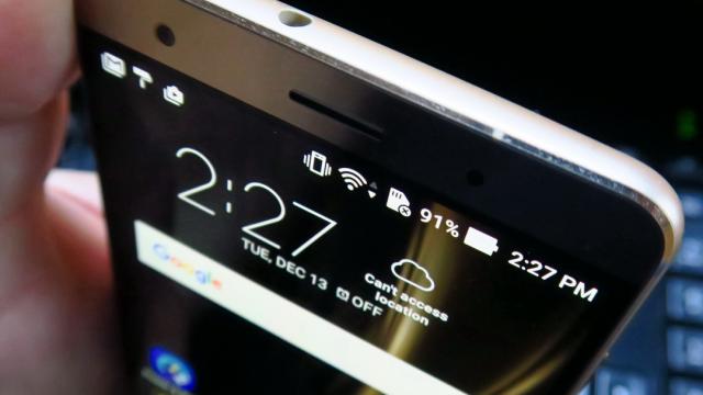 <b>ASUS ZenFone 3 Deluxe: Conectivitate cu rezultat record la descărcările prin WiFi</b>ASUS are premiera când vine vorba de un telefon cu corp metalic unibody şi cu antene invizibile, dar oare şi sacrifica vreun pic de conectivitate? Răspunsul e "nu", din fericire. Primim şi microfon dual cu anulare a zgomotului de fond, radio FM, VoLTE..