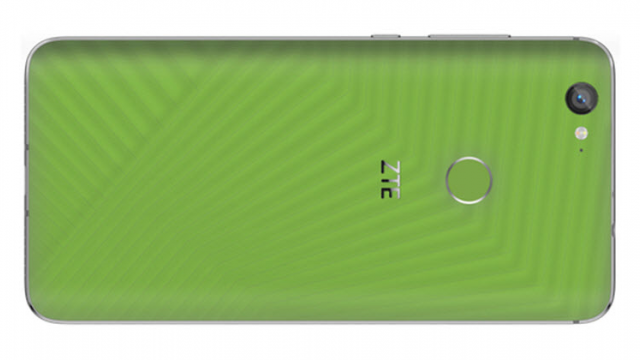 <b>Smartphone-ul ZTE cu spate adeziv este lansat pe Kickstarter; se numește Hawkeye și costă 199$ pentru început</b>În urmă cu ceva timp aflam faptul că ZTE va produce un telefon cu spate adeziv, acesta fiind modelul desemnat câştigător al concursului de design Project CSX organizat de către compania chineză. Astăzi, terminalul primește și un nume oficial odată cu