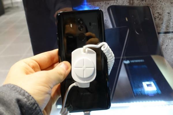 Huawei Mate 10 Porsche Design Hands On: Telefonul Porsche este inedit, polarizant şi opulent (Video)