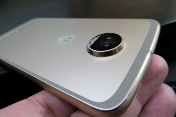 Motorola Moto Z2 Play: Cameră cu moştenirea faimoasă a unui flagship de anul trecut, ceva imperfecțiuni