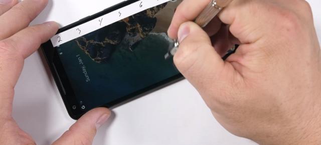 Google Pixel 2 XL este la rândul său testat de JerryRig, este mai rezistent decât Pixel 2 cel mic (Video)