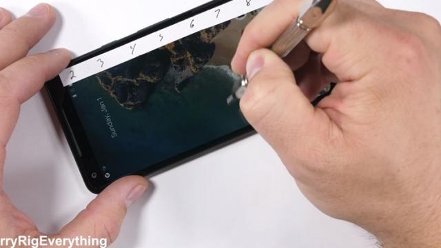 <b>Google Pixel 2 XL este la rândul său testat de JerryRig, este mai rezistent decât Pixel 2 cel mic (Video)</b>După ce anterior JerryRig ne prezenta un test de tortură pentru smartphone-ul Google Pixel 2, acum este momentul să vedem cum se descurcă și varianta phablet Pixel 2 XL, cea produsă de LG. Rând pe rând au urmat testele 