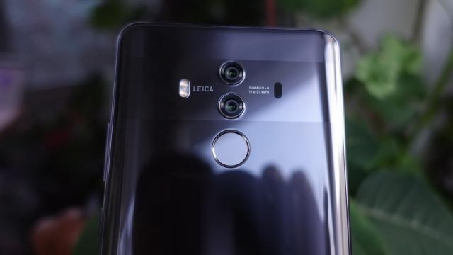 <b>Huawei Mate 10 Pro a ajuns în teste la Mobilissimo.ro prin programul Orange Smartphone Tester</b>La o săptămână de la momentul în care vedeam flagship-ul Huawei Mate 10 Pro prezentat oficial pe plan local, iată că produsul ne ajunge la recenzie. Vine prin intermediul programului Orange Smartphone Tester și în următoarea perioadă