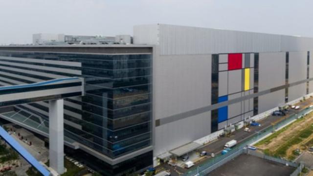 <b>Samsung începe producţia de chipset-uri Exynos 10 nm de generaţie a doua (LPP)</b>Aflăm chiar acum la începutul lunii decembrie faptul că Samsung a început deja producția de chipset-uri Exynos ce folosesc noul proces de 10nm. Aceste procesoare vor ajunge cel mai probabil pe smartphone-urile Galaxy S9 și S9+