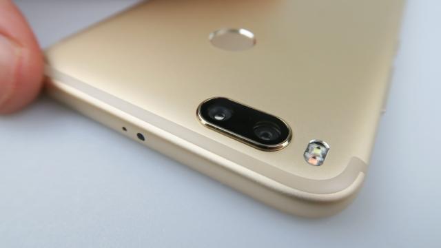 <b>Xiaomi Mi A1 Review</b>Îşi mai aminteşte cineva când Xiaomi pornea la drum, cu aproximativ 6 ani în urmă? Era o companie relativ necunoscută, care a început să devină populară mai mult prin software-ul MIUI decât prin hardware. Primele terminale erau mai mult clone ale altor..