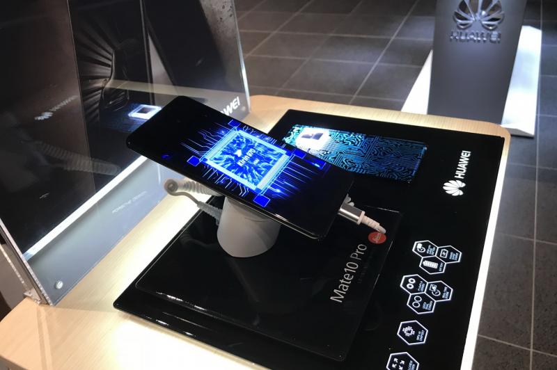 Huawei Mate 10 Porsche Edition - Fotografii hands-on de la evenimente: Huawei-Mate-10-Porsche-Edition-Lansare_005.jpg