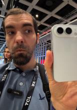 Primul contact cu iPhone Ultra: macheta pliabilului Apple e groasă, angulară dar surprinzător de ergonomică