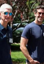 Tim Cook predă funcția, nu și puterea: noul său pachet Apple ajunge la 45 de milioane de dolari