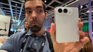 Primul contact cu iPhone Ultra: macheta pliabilului Apple e groasă, angulară dar surprinzător de ergonomică