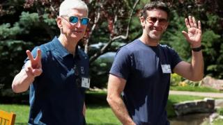 Tim Cook predă funcția, nu și puterea: noul său pachet Apple ajunge la 45 de milioane de dolari
