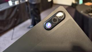 Lenovo pune 12.700 mAh și microSD de 2 TB într-o tabletă Android premium cu Snapdragon 8 Elite