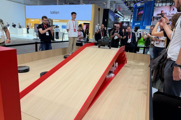 IFA 2026: Turul standului Roborock, de la Saros Rover care urcă scări, la primul robot pentru piscină