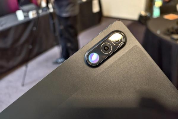 Lenovo pune 12.700 mAh și microSD de 2 TB într-o tabletă Android premium cu Snapdragon 8 Elite