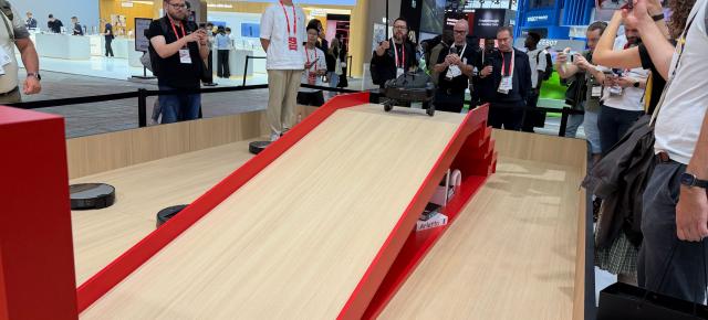 IFA 2026: Turul standului Roborock, de la Saros Rover care urcă scări, la primul robot pentru piscină