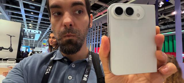 Primul contact cu iPhone Ultra: macheta pliabilului Apple e groasă, angulară dar surprinzător de ergonomică
