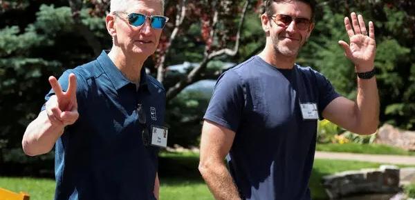 Tim Cook predă funcția, nu și puterea: noul său pachet Apple ajunge la 45 de milioane de dolari