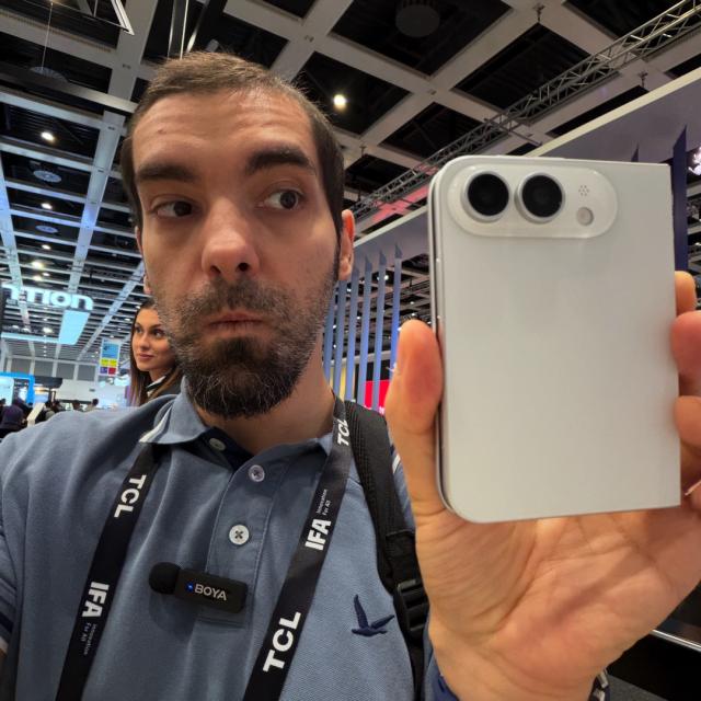 Experiența hands-on cu macheta iPhone Ultra la IFA 2026: design și ergonomie
