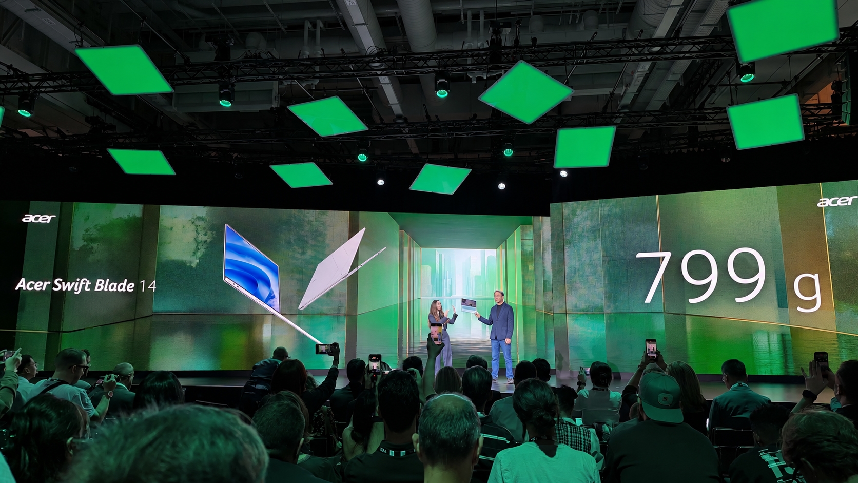 Ce mi-a atras atenția la next@acer 2026: DualPlay Mini, un laptop de 799 de grame, consola DualPlay Mini și revenirea Packard Bell