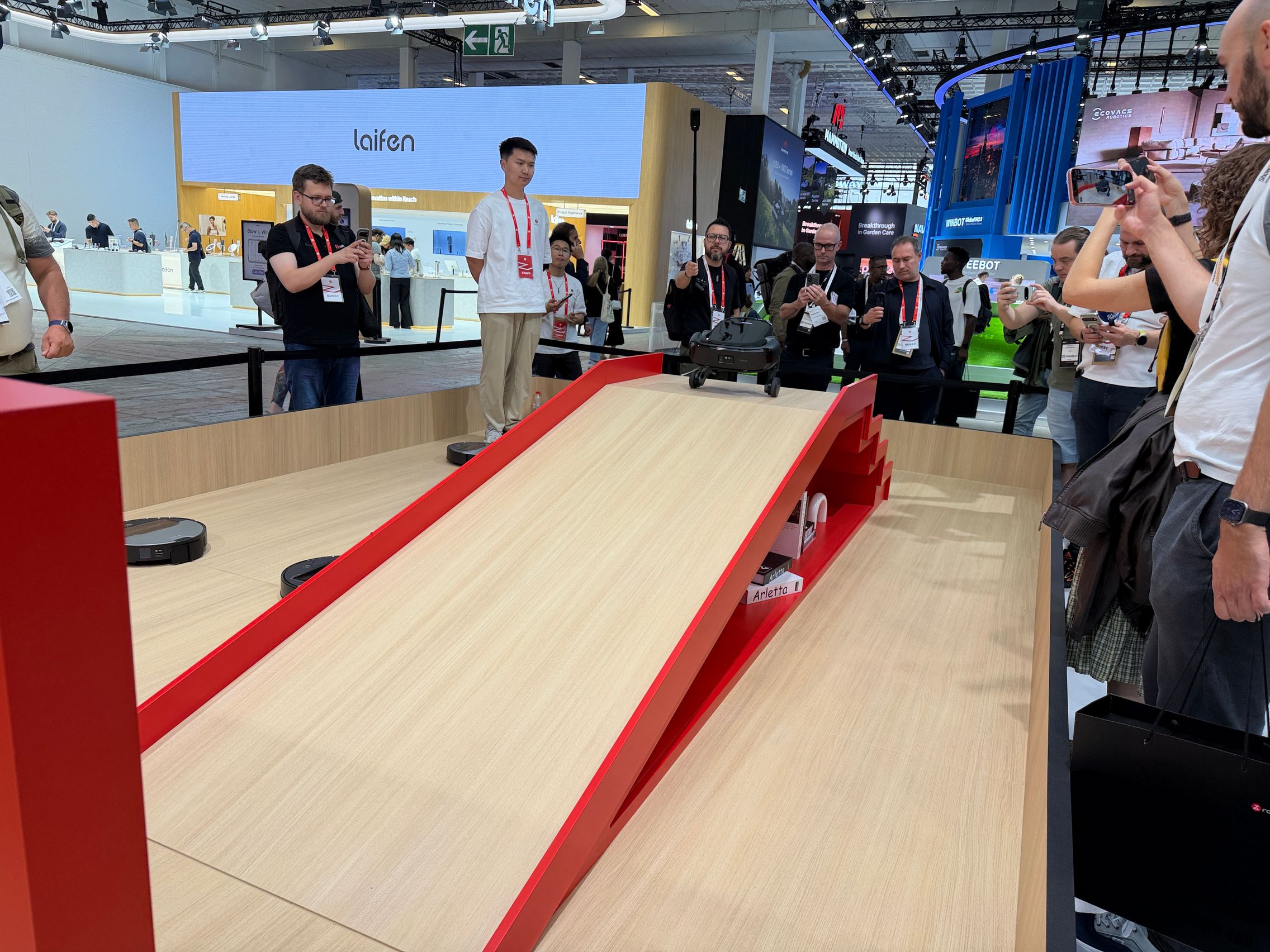 IFA 2026: Turul standului Roborock, de la Saros Rover care urcă scări, la primul robot pentru piscină
