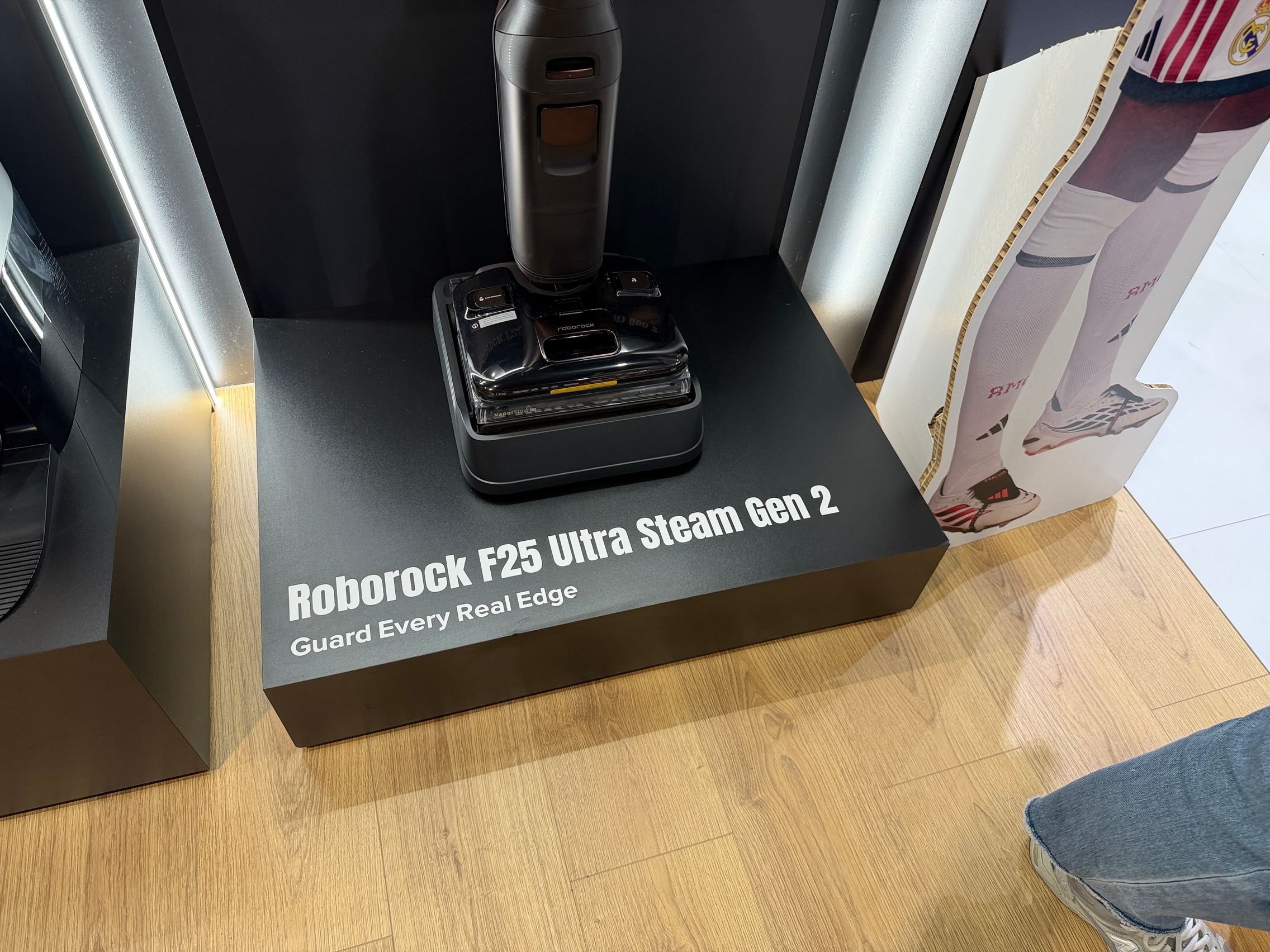 Am încercat flagship-ul vertical Roborock: F25 Ultra Steam Gen 2 atacă murdăria cu abur