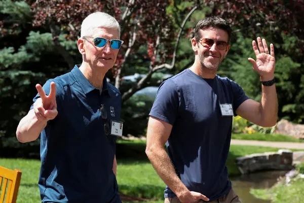 Tim Cook predă funcția, nu și puterea: noul său pachet Apple ajunge la 45 de milioane de dolari