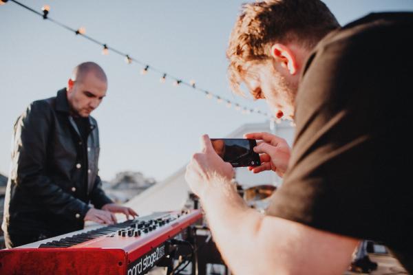 Oppo lansează local noua serie de telefoane Reno4; Vedem primul videoclip muzical din România filmat integral cu un telefon 5G