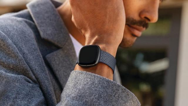 <b>Preț și disponibilitate Fitbit Sense în România</b>Printre cele mai noi purtabile ajunse pe piața din România se numără și Fitbit Sense, un smartwatch recent scos din cutie aici la Mobilissimo și care azi primește un articol dedicat "Preț și Disponibilitate"