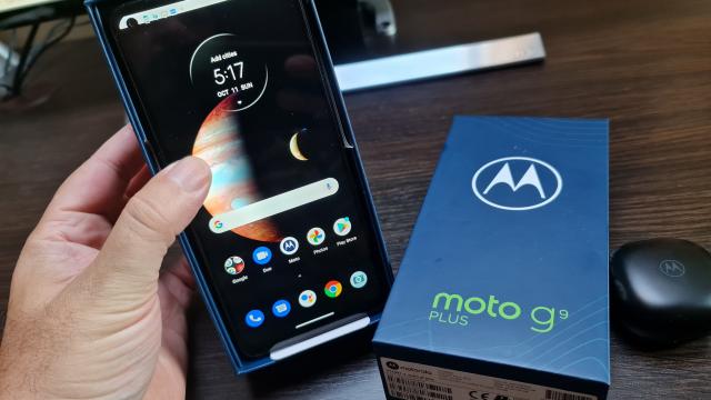 <b>Am scos Motorola Moto G9 Plus dintr-o trusă de prim ajutor, cu "Happy Pills"; Etalează cel mai mare ecran din istoria Moto</b>Dacă vi s-a părut trăznit ambalajul în care a sosit Moto G 5G Plus, staţi să vedeţi ce ne-a trimis Motorola! Cu acel model am primit o canistră metalică cu look miliar, iar acum Moto G9 Plus ne soseşte 