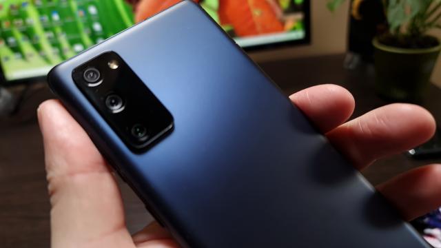 <b>Samsung Galaxy S20 FE 5G review detaliat în limba română (Evaluare Mobilissimo)</b>Samsung a tot încercat să găsească varianta potrivită pentru a lansa un telefon care să completeze gama sa Galaxy S şi să aducă grosul dotărilor la un preţ bun. A fost la un moment dat Galaxy S10e, apoi S10 Lite si Note 10 Lite.  S20 FE un telefon "pentru