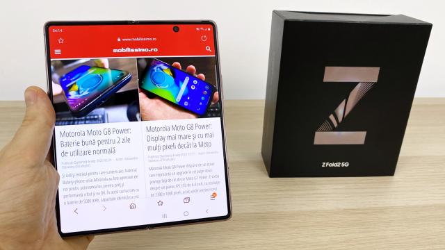 <b>Samsung Galaxy Z Fold 2 5G: Display-uri mai mari, mai luminoase, mai versatile</b>Samsung Galaxy Z Fold 2 aduce upgrade-uri pentru ambele ecrane de la bord: cel extern, Cover Display, dar şi cel intern, pliabil. Cel interior are acum diagonală de 7.6 inch, cu panou Dynamic AMOLED şi vine cu rezoluţie de 2208 x 1768 pixeli.