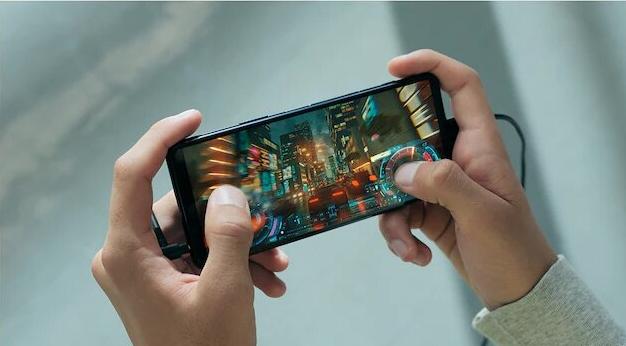 <b>Startul livrărilor lui Sony Xperia 5 II se dă pe 22 octombrie în România; Încă mai poți profita de oferta la precomandă</b>Printre flagship-urile de sfârșit de an îl avem și pe Sony Xperia 5 II, telefon al cărui program de precomandă a debutat de câteva săptămâni și care se pregătește de livrarea către clienți. Mai precis aflați că livrările