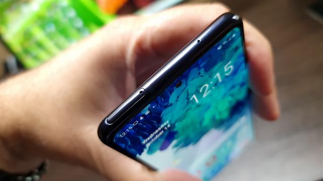 <b>Samsung Galaxy S20 FE 5G: Hardware pe măsură seriei S20</b>Samsung Galaxy S20 FE 5G nu are nimic care să te facă să îl crezi un S20 "Lite". La urma urmei procesorul Snapdragon 865 de la bord e mai puternic decât Exynos 990. Avem şi alte atribute atractive, precum certificarea IP68 a corpului său difuzoarele..