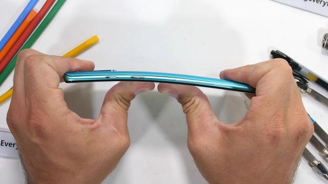 <b>OnePlus 8T este îndoit şi zgâriat de JerryRigEverything; Cum trece de testul de rezistenţă?</b>OnePlus 7T a fost unul dintre telefoanele care s-au îndoit cel mai uşor la testele de rezistenţă ale lui JerryRigEverything. Motivul? Decupajul camerei era prea mare şi rama nu era solidă