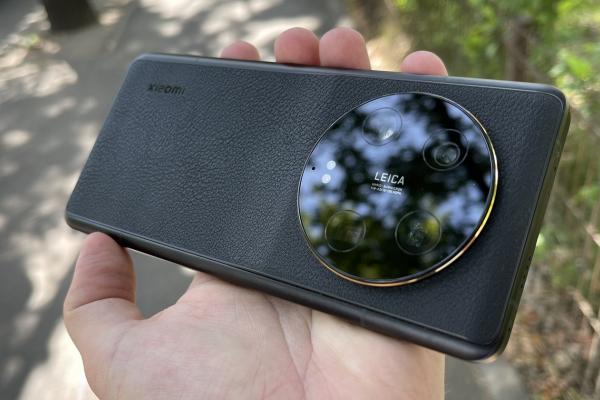 Xiaomi 13 Ultra: Design de cameraphone croit din piele, metal, structurat cu cap