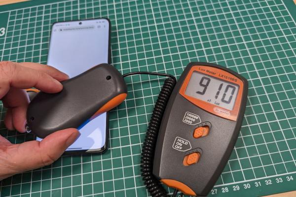 Luminozitate display Xiaomi 13 Ultra și ecranul văzut la microscop