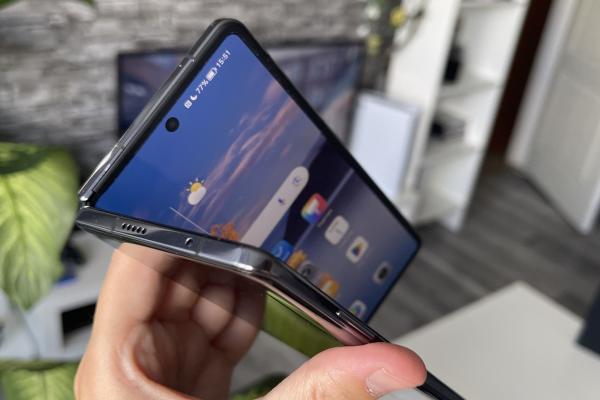Honor Magic Vs: Design fiabil şi ergonomic, cu aliaje noi şi uşoare