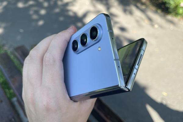 Samsung Galaxy Z Fold5: Difuzoare stereo separate pentru o experiență audio echilibrată și bogată în detalii