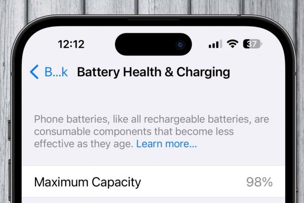 iPhone 14 Pro pierde suspect de mult din Battery Health după doar un an