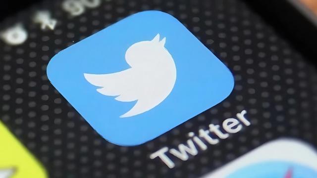 <b>Bişniţa zilei: iPhone-uri cu logo Twitter vechi vândute la 25.000 de dolari</b>Pentru că americanul ştie să facă bani din piatră seacă, iată că azi aflăm cel mai nou model de bişniţă. E vorba despre iPhone-uri care au rămas la versiunea veche de aplicaţie Twitter, vândute pe eBay la 25.000 de dolari. Ştiţi probabil că în ultima