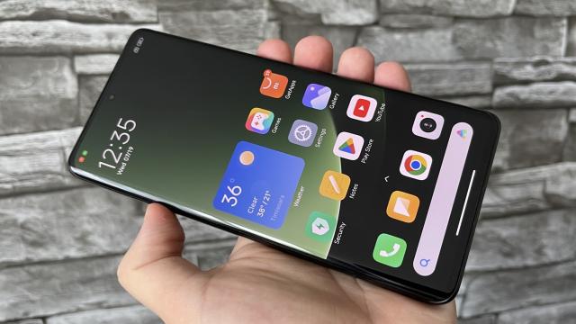 <b>Xiaomi 13 Ultra: Display pregătit de încă un sezon de "Witcher" + COD Mobile</b>Xiaomi 13 Ultra are un ecran de flagship fără compromisuri, un panou AMOLED LTPO de 6.73 inch, cu rezoluţie de 3200 x 1440 pixeli, care afişează 1 miliard de culori şi oferă un refresh rate de 120 Hz. Are şi Dolby Vision, suport HDR10+ şi atinge până la 