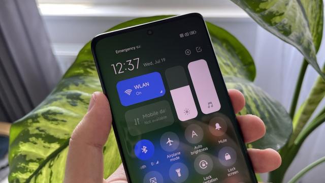<b>Xiaomi 13 Ultra: Conectivitate cu frâna de mâna din China trasă</b>Privind conectivitatea, din capul locului trebuie să vă avertizăm că, dacă veţi cumpă versiunea de China a telefonului, nu doar că veți întâmpina probleme de software, ci nu veți beneficia nici de conexiune 5G. Dacă v-ați hotărât să cumpărați acest