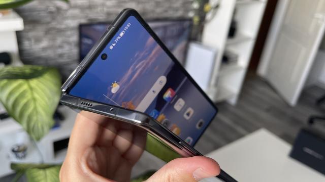 <b>Honor Magic Vs: Design fiabil şi ergonomic, cu aliaje noi şi uşoare</b>Honor Magic Vs se laudă cu câteva realizări din punct de vedere al designului. Cea mai mare e faptul că a renunţat la "rotiţe", iar din 92 de componente ale balamalei a ajuns la doar 4. S-a simplificat. Măsoară doar 6.1 mm în talie deschis şi ajunge
